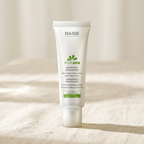 Kem dưỡng kiềm dầu ngừa mụn thông thoáng BABE Stop AKN Mattifying Moisturiser  BABÉ REPAIRING Cream 50ml Tuýp trắng